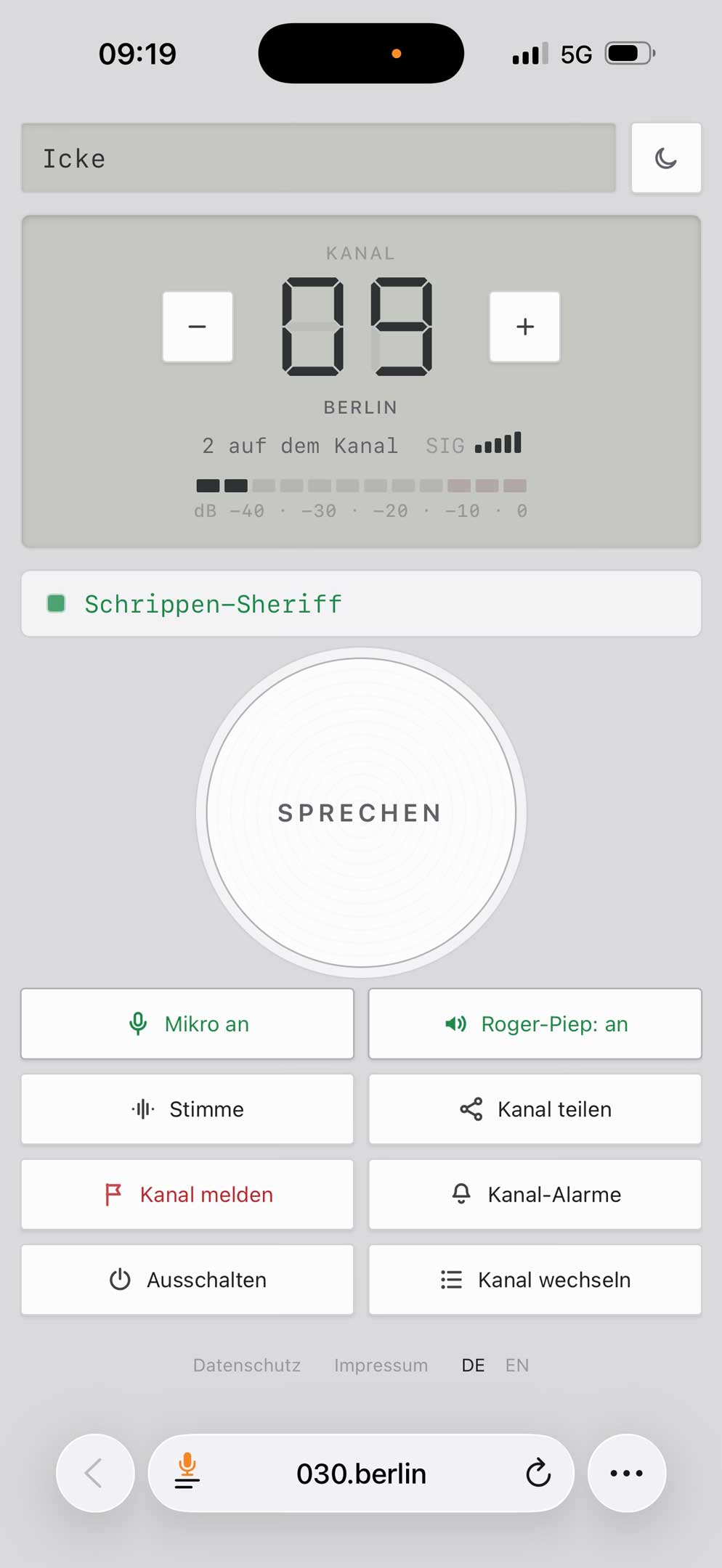 030.berlin im Browser: Kanal 09 Berlin, die Sprechen-Taste und das S-Meter.